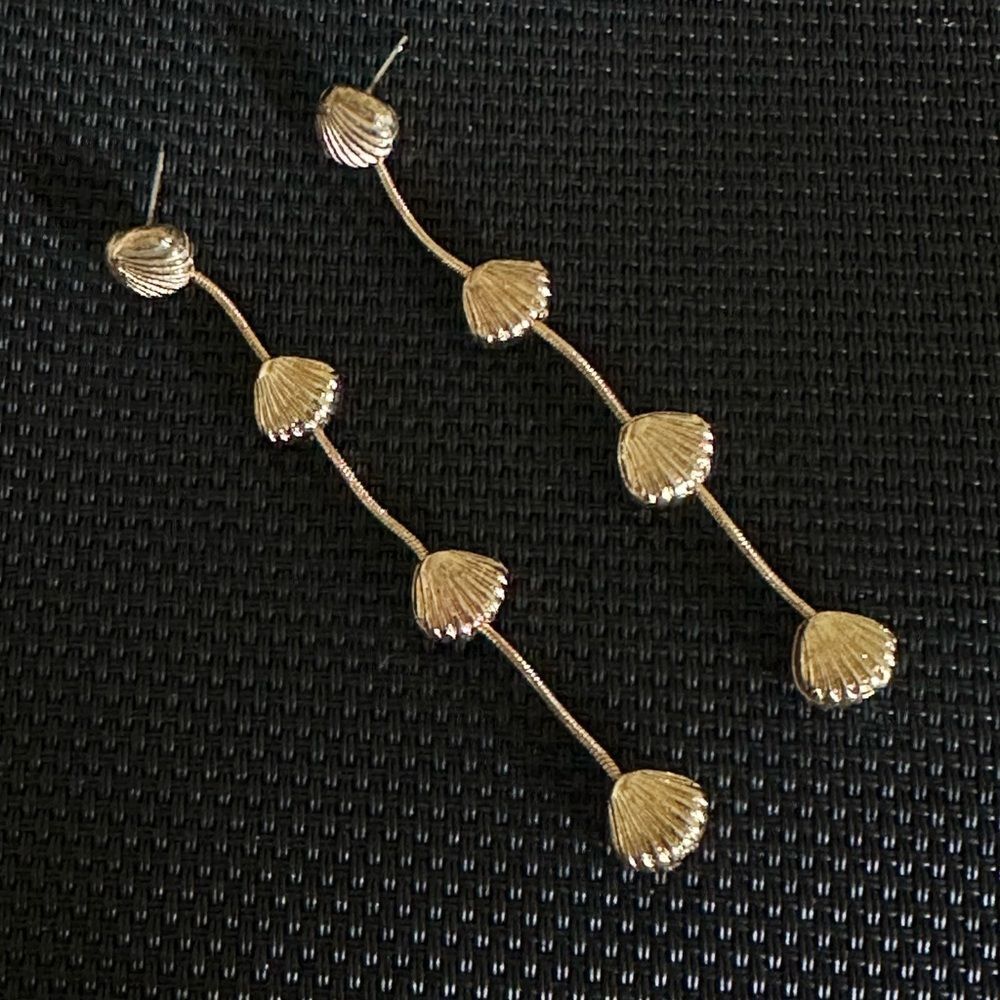 Torrid- Gold Clam Shell Dangle Earrings - Picture 3 of 4